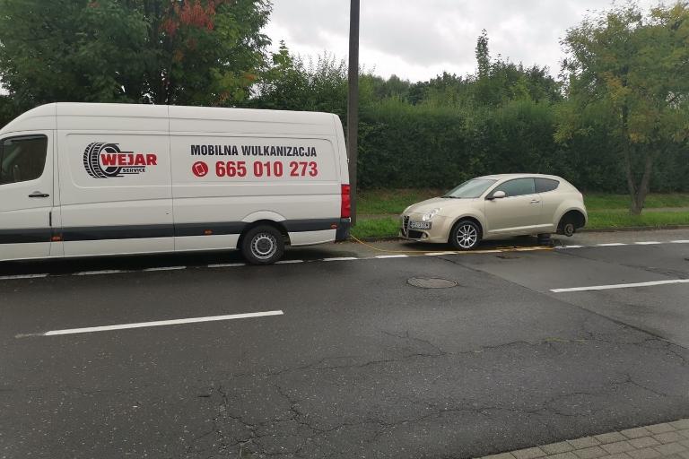 bus oraz samochdód osobowy bez koła 